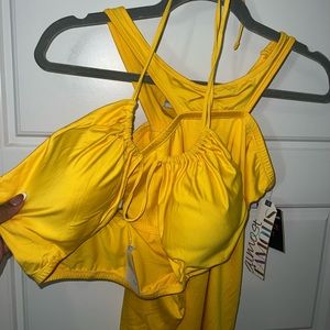 Two piece set yellow skirt with high waist cut out
